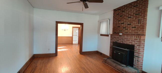 Building Photo - 3 bedroom brock rancher with covered porch