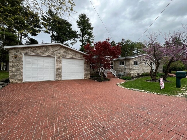 Building Photo - **RIVERFRONT 4-BEDROOM/2-BATH WITH 4-CAR GARAGE, FULL BASEMENT!!**