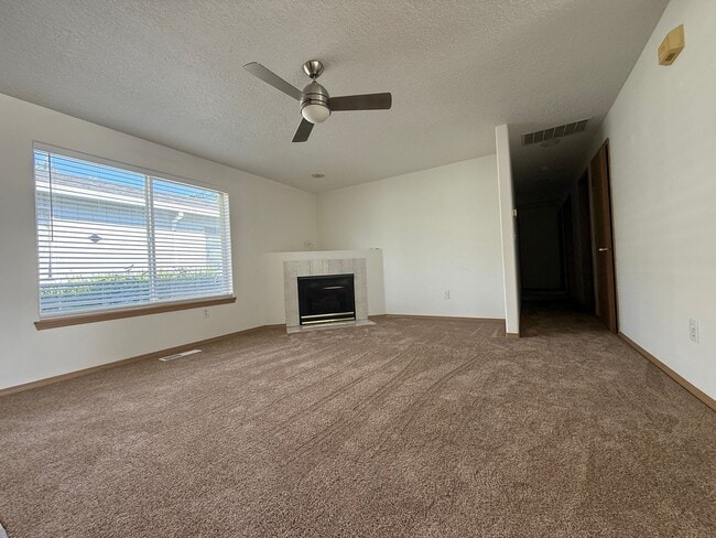 Building Photo - 1 Month Free – Updated 3BR/2BA Ranch in Mo...