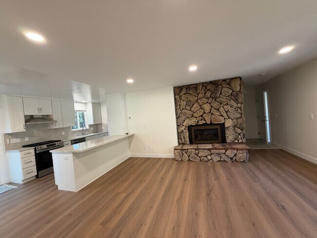 Building Photo - Charming Single Family Home - Completely Remodeled 2 Bed, 1.5 Bath with Garage