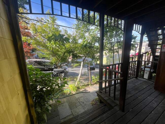 Building Photo - 2-Bedroom Crockett Lower Duplex Unit Avail...