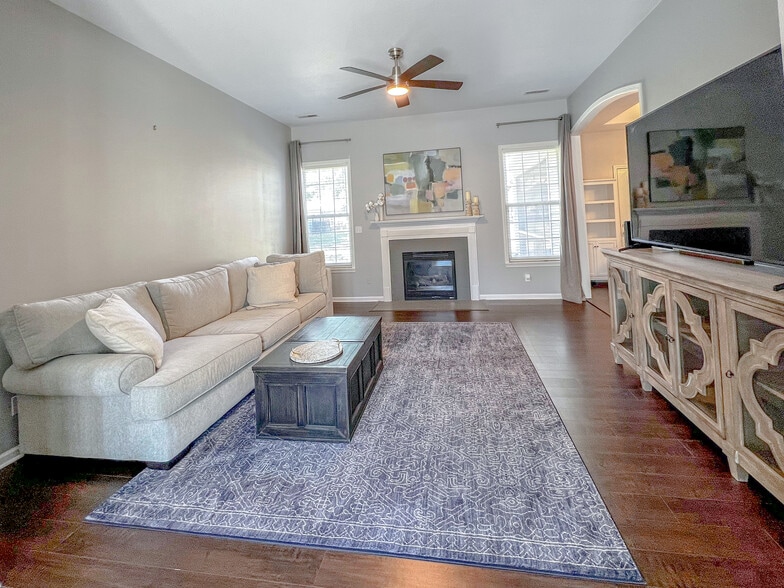 Living room - 4001 W Baywood Dr