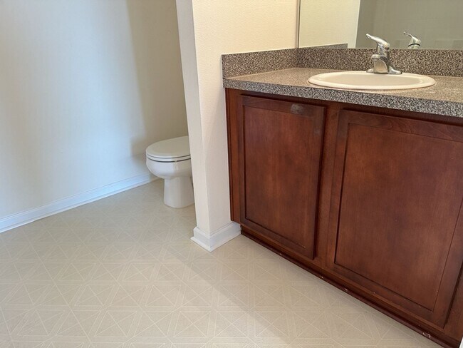 Building Photo - 10 Evergreen Oak Dr