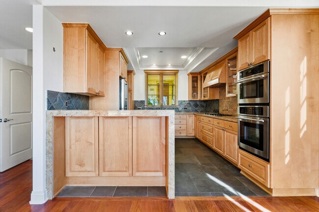 Building Photo - 985 N Michillinda Ave