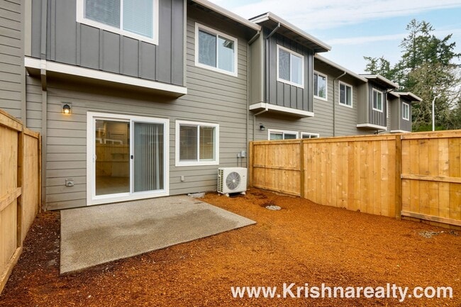 Building Photo - Beautiful 2021 Modern Build | 3 Bed | 2.5 Bath | Stylish Townhome in Laurel Woods