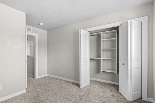 Building Photo - Discover this charming 4-bedroom, 2.5-bath...
