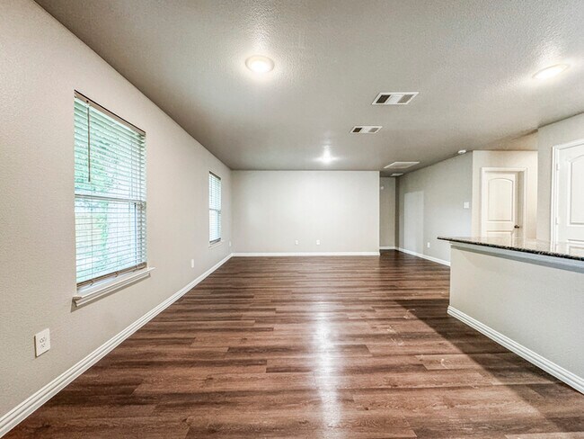 Building Photo - 2222 Echo Lake Dr