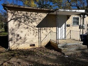 Building Photo - 460 Hanley St