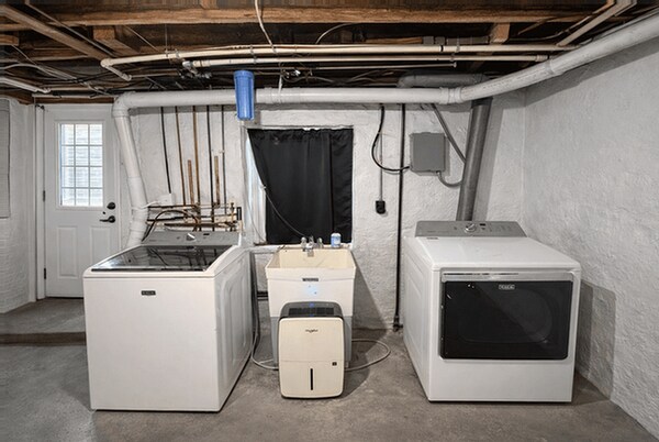 Building Photo - 4935 N Parma Rd