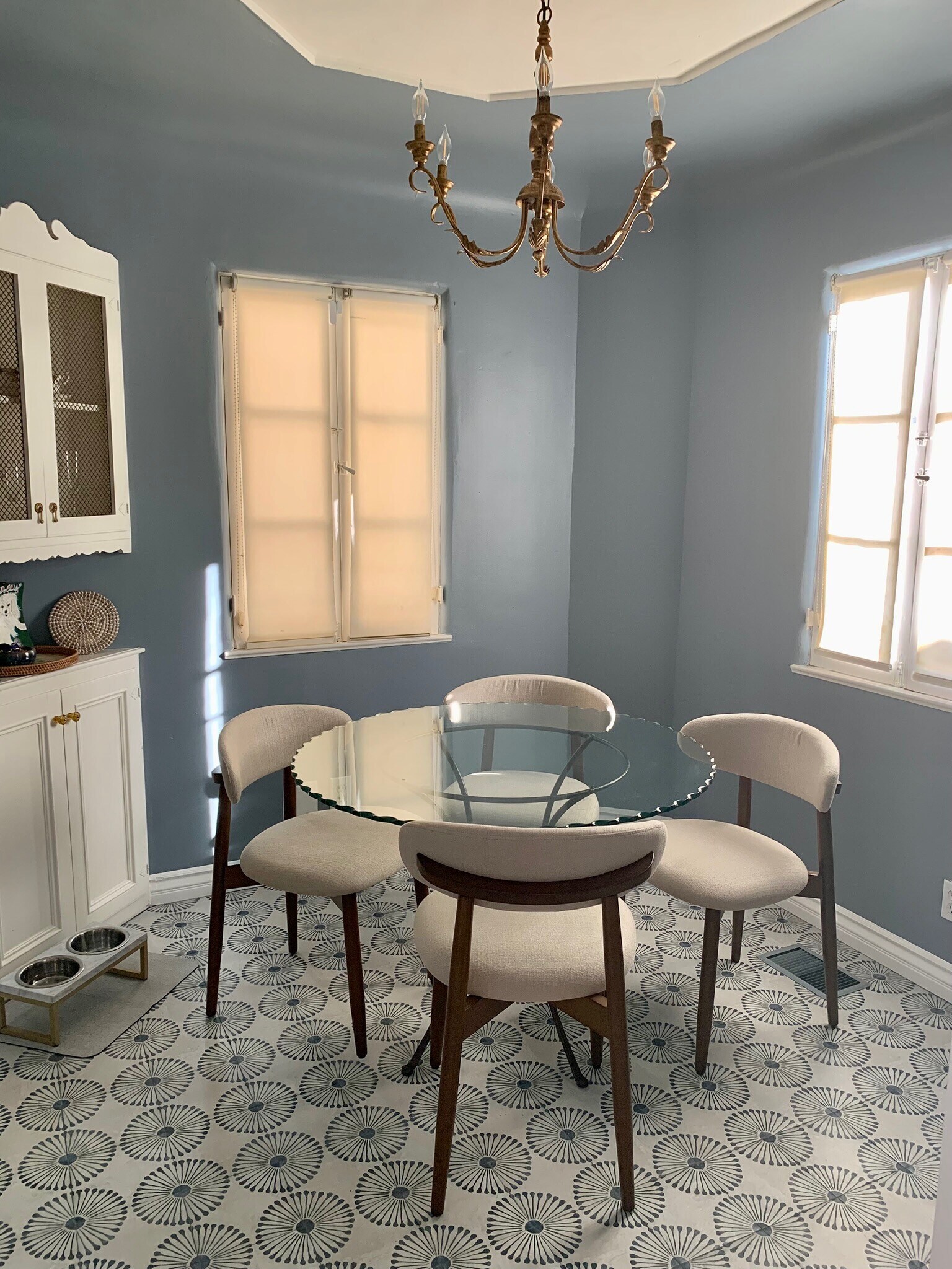 Furnished breakfast nook - 8673 W Olympic Blvd