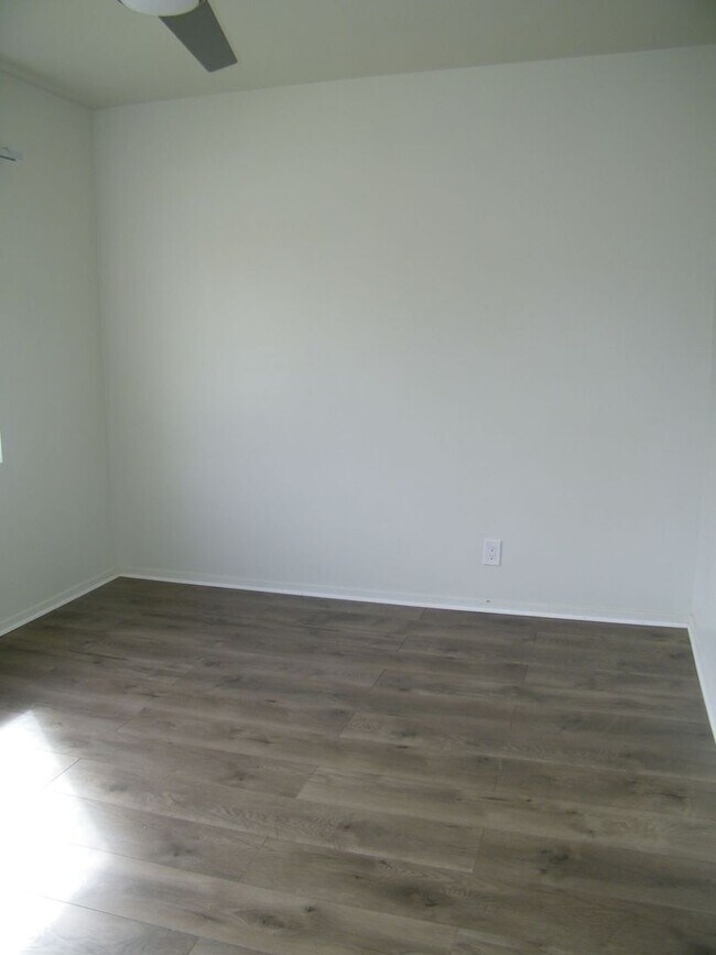 Building Photo - 2bed/2bath AVAILABLE NOW