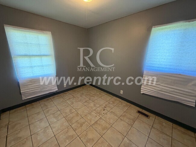 Building Photo - 907 Moore-