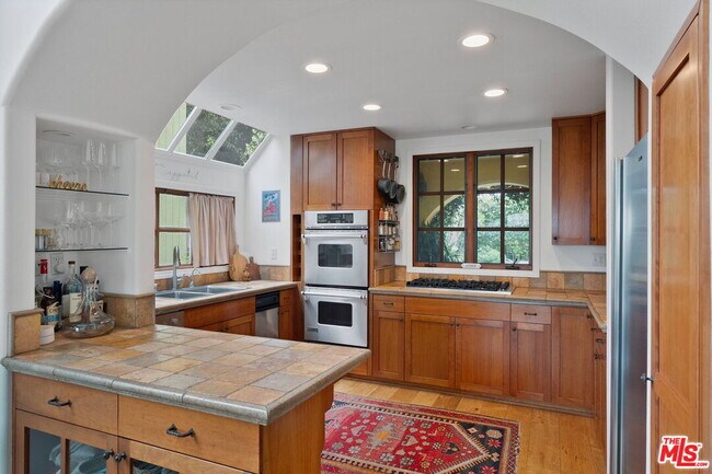 Building Photo - 4370 Hillview Dr