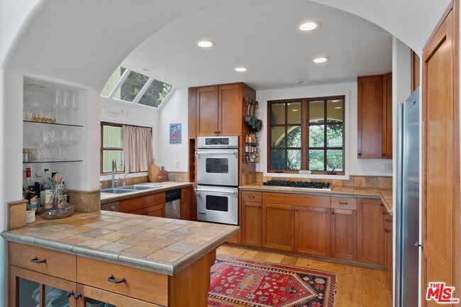 Building Photo - 4372 Hillview Dr