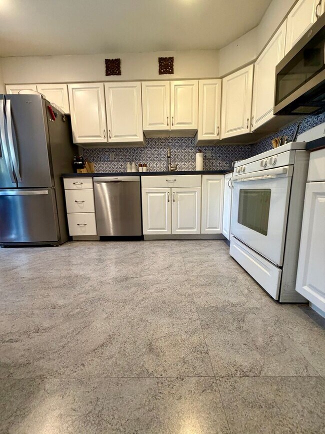 Building Photo - Stunning 3-Bedroom Townhome Nestled in Andorra Woods! Available mid-August!