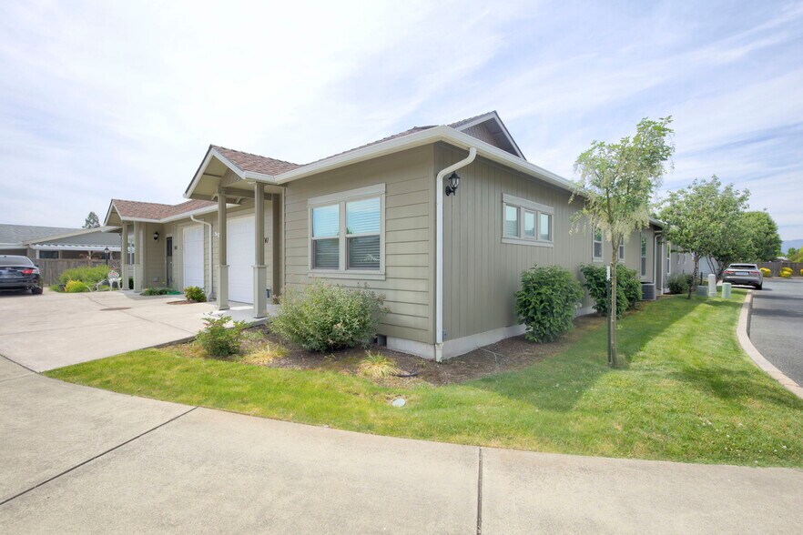 Building Photo - 741 SW Kinsington Ct