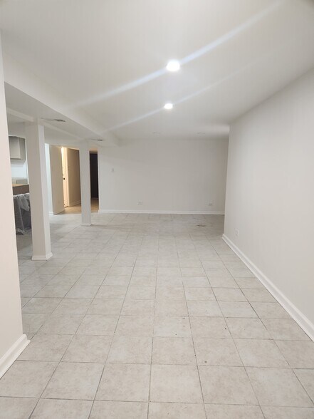 Building Photo - 4939 W Cornelia Ave