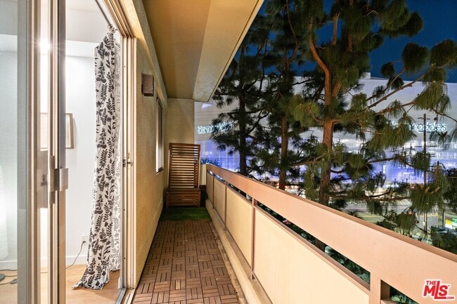 Building Photo - 321 S San Vicente Blvd