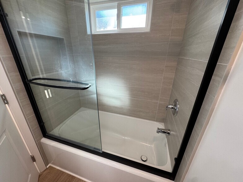 Building Photo - 2204 Lausett Ave