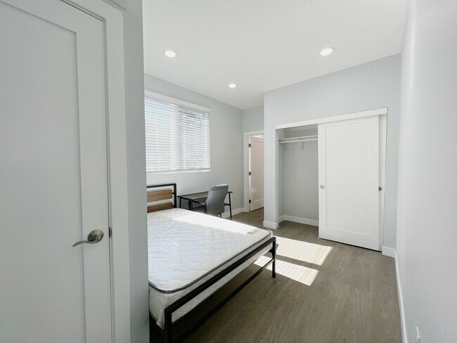 Building Photo - 2641 S Budlong Ave