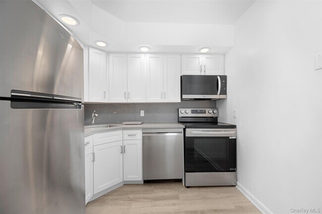 Building Photo - 141 Great Neck Rd