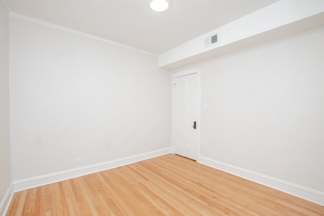 Building Photo - 2136 N Avers Ave