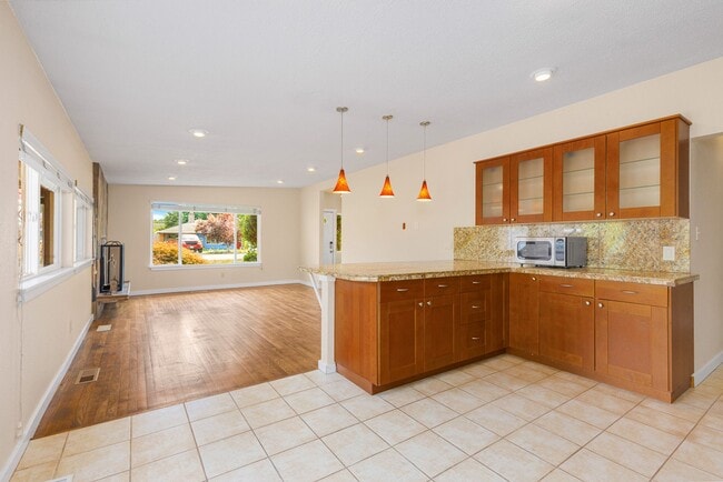 Building Photo - Bellevue 3 Bedroom 1.5 Bath - Detached Gar...