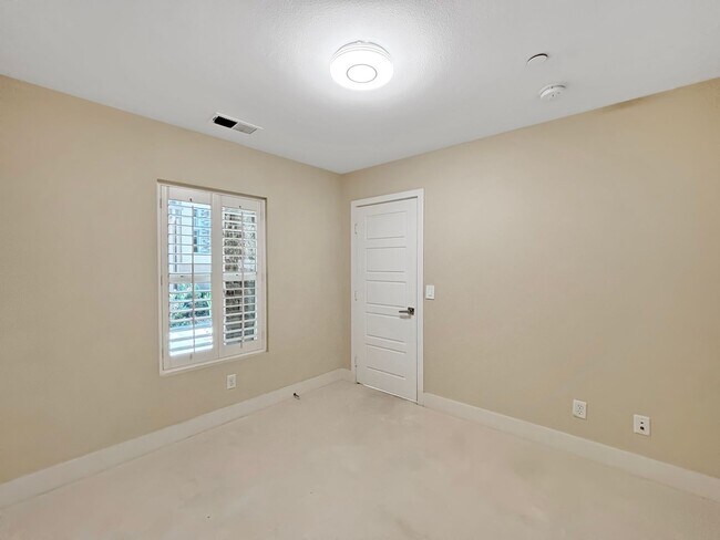 Building Photo - Stunning 3B/3.5BA Townhouse in Mission Val...