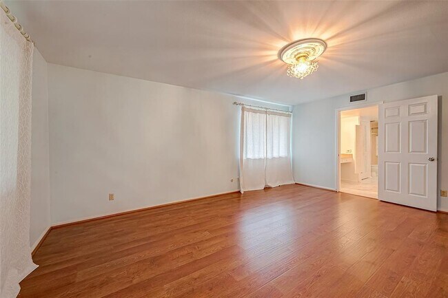 Building Photo - 642 S Ripple Creek Dr