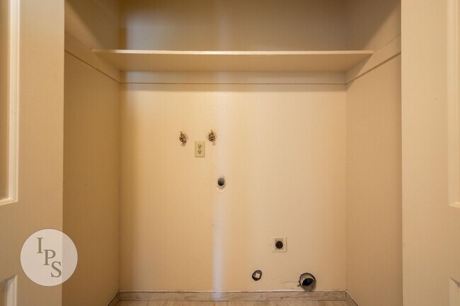 Building Photo - Colett:7579