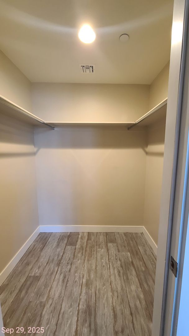 Building Photo - 2 Bedroom Condo located in Park House.