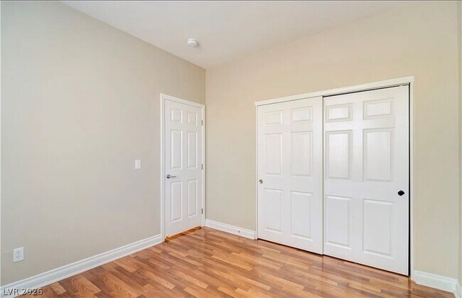 Building Photo - 2406 Paveene Ave