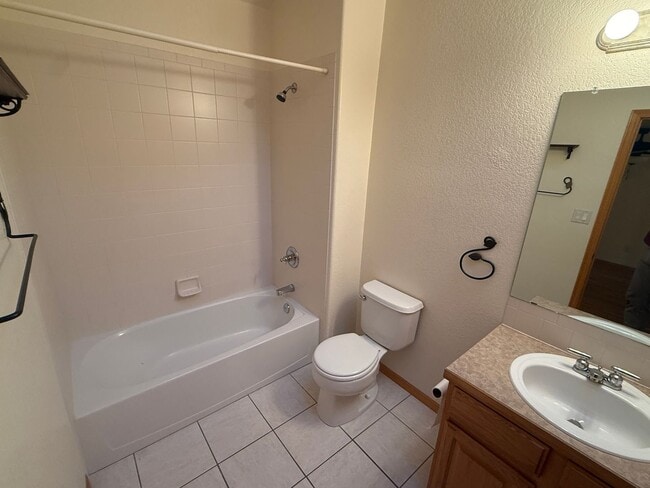 Building Photo - Beautiful 3-Level Corner Unit Townhouse with Garage