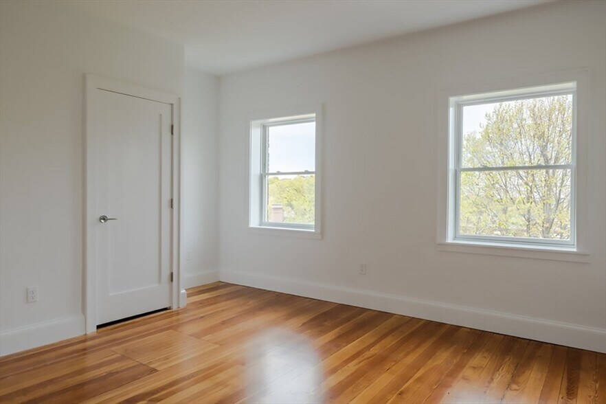 Building Photo - 15 Colbourne Cres