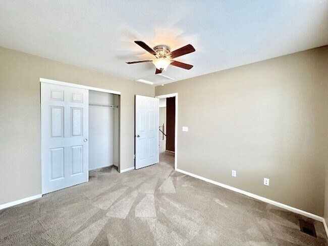 Building Photo - FABULOUS 4 BEDROOM HOME IN EASTVIEW ESTATES!!