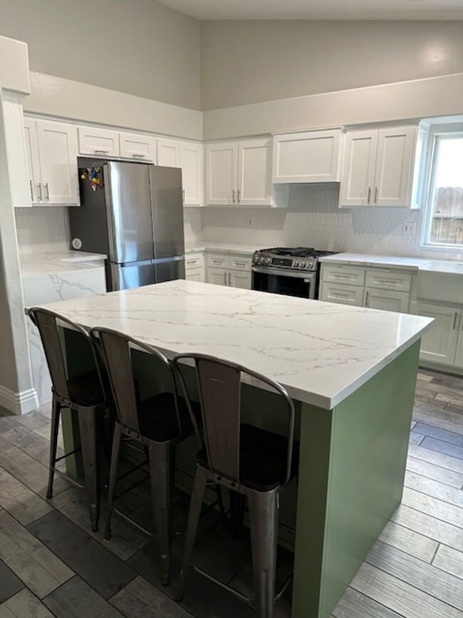 Building Photo - 4 Bedroom House Rosedale Area!!