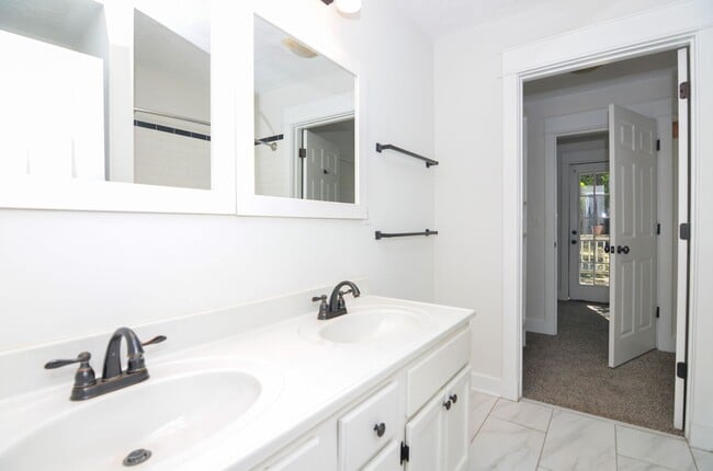 Building Photo - Quaint East Nashville Home