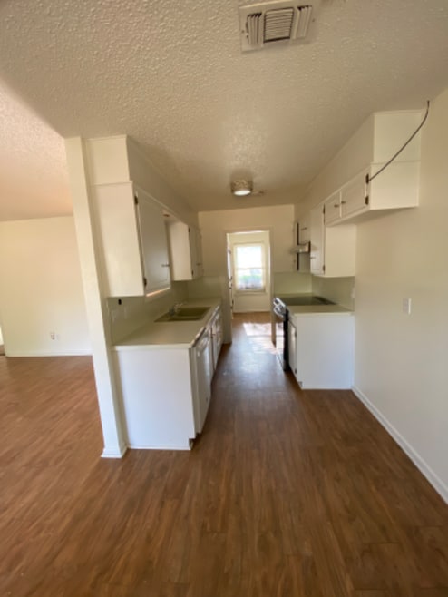 Building Photo - 1110 S Cedar St