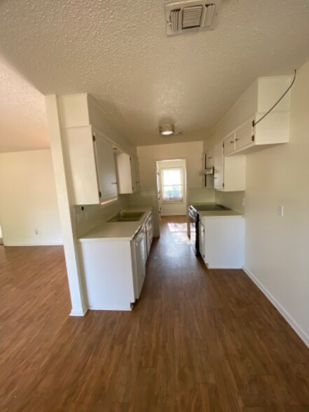 Primary Photo - 1110 S Cedar St