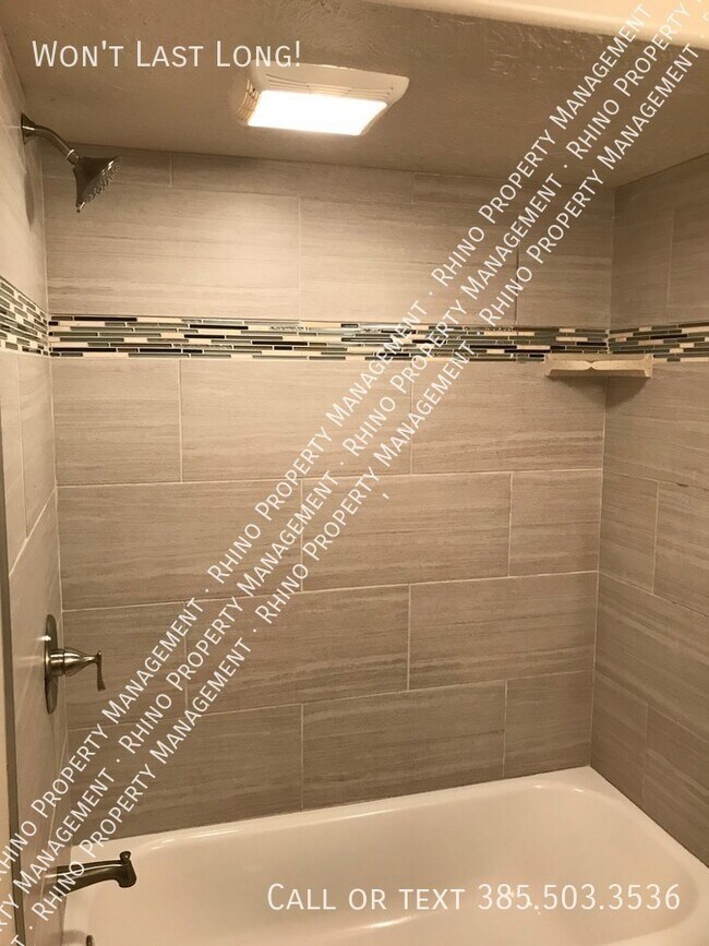 Building Photo - 3 Bed/3.5 Bath End Unit Townhouse in Sandy