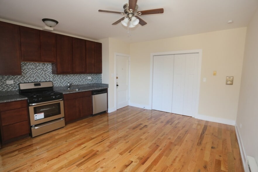 Building Photo - 852 W Diversey Pkwy