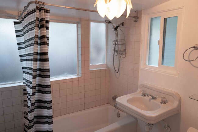 main bath - 1411 Bonnell Dr
