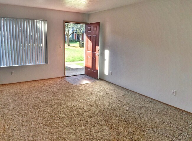 Building Photo - One Bedroom, One Bath - Special $1250.00 and Second Month Free!
