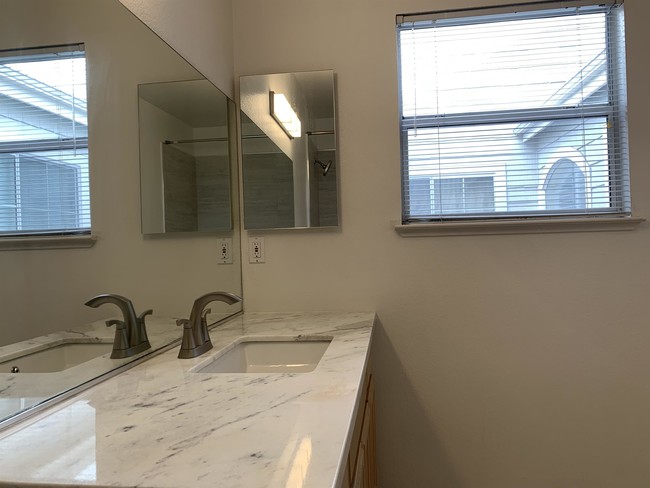 Building Photo - 563 Shoal Cir