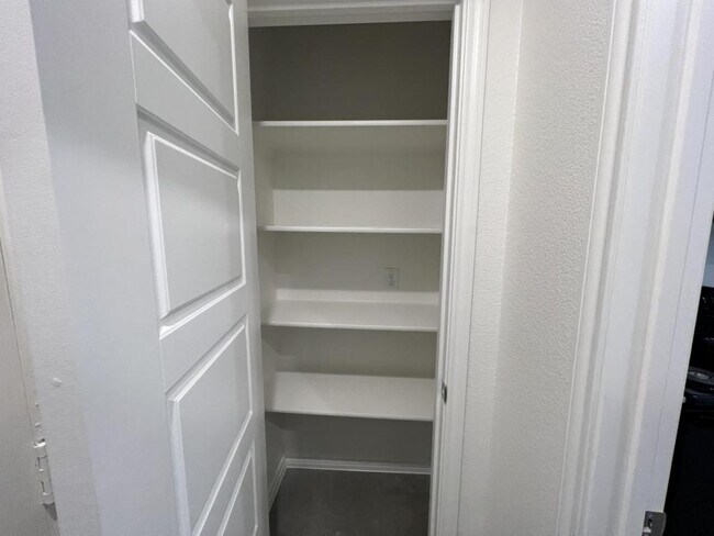 Building Photo - 113 Wind Ridge Dr