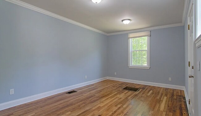 Building Photo - Cute Curb Appeal and fresh updates!