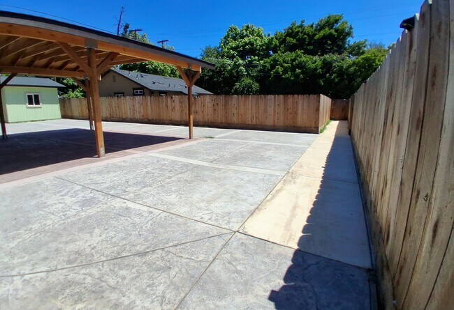 Building Photo - 340 N Santa Rosa Ave