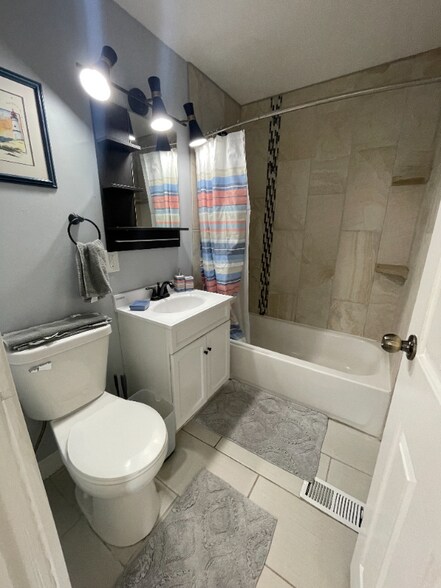 Building Photo - 232 N Randolph St