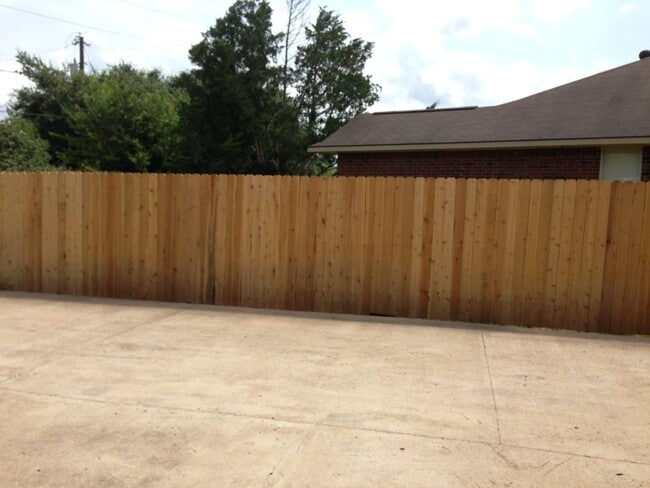 Building Photo - THREE BEDROOMS TWO BATHS, FENCED BACKYARD, ON SHUTTLE ROUTE