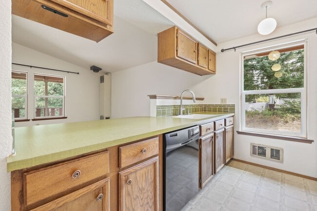 Building Photo - MOVE IN READY! Tumwater rambler 2 beds plus den 1.5 baths. No Pets.